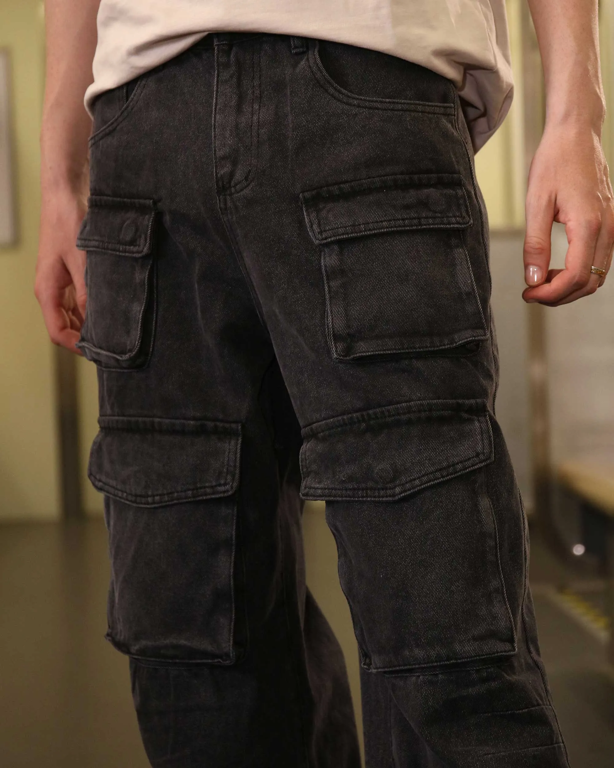 Versatile Black Baggy Jeans with Multiple Front Pockets