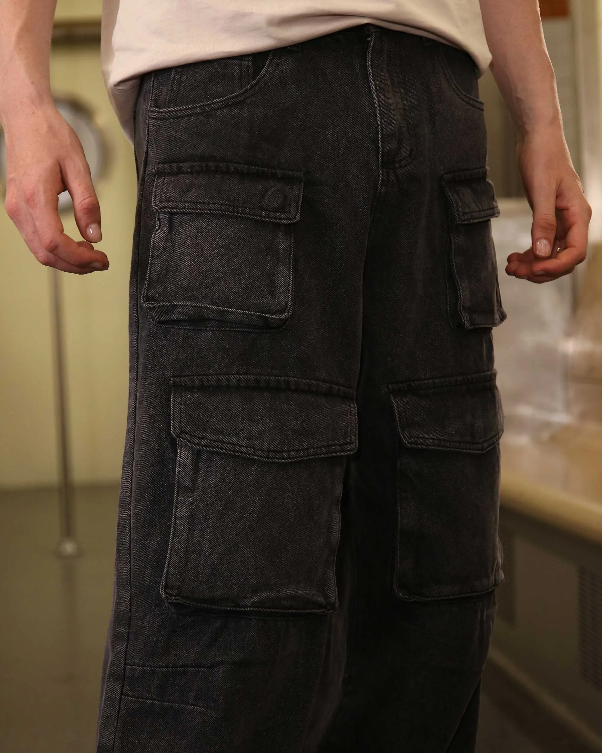 Versatile Black Baggy Jeans with Multiple Front Pockets