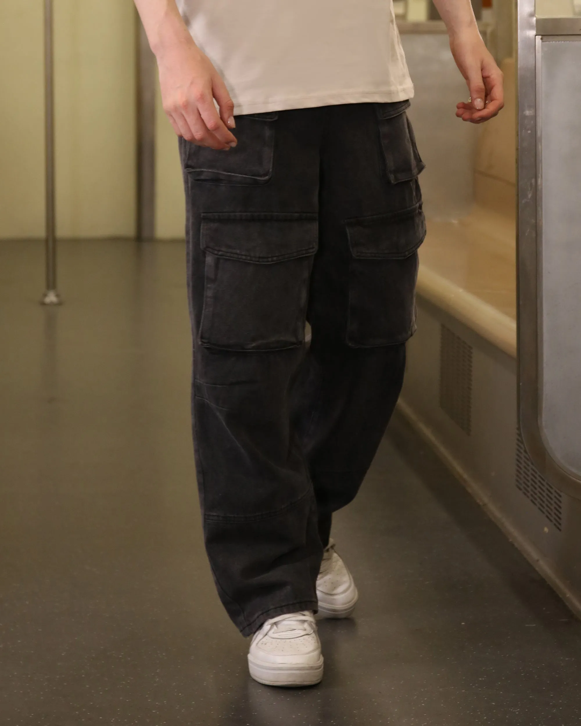 Versatile Black Baggy Jeans with Multiple Front Pockets